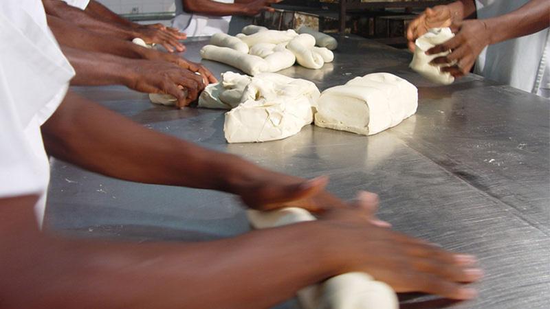 division et façonnage de la pâte à la main