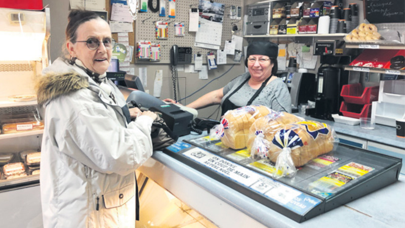 distribution de pains dans la boutique de la boulangerie au ptit four au québéc