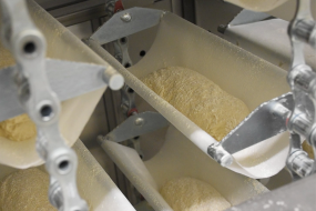 détente des pâtons dans la chambre de repos de boulangerie